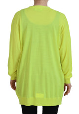 Maglione di cardigan abbottonato in lana gialla a maglia