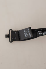 Elegante cravatta di seta a pois nero.