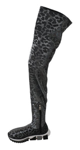 Elegante Leopardenstiefel über Knieschuhen