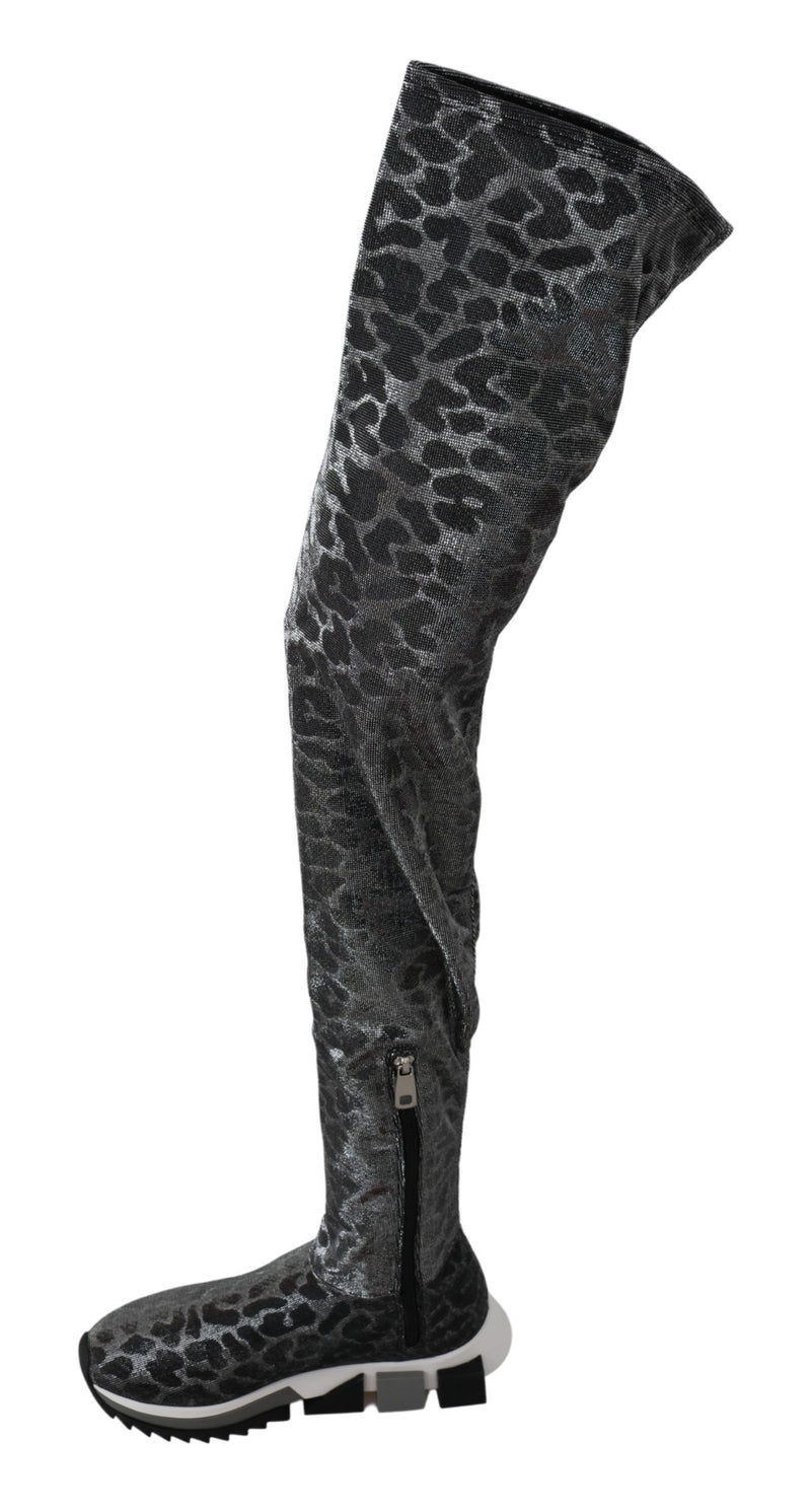 Elegantes botines de leopardo sobre las rodillas