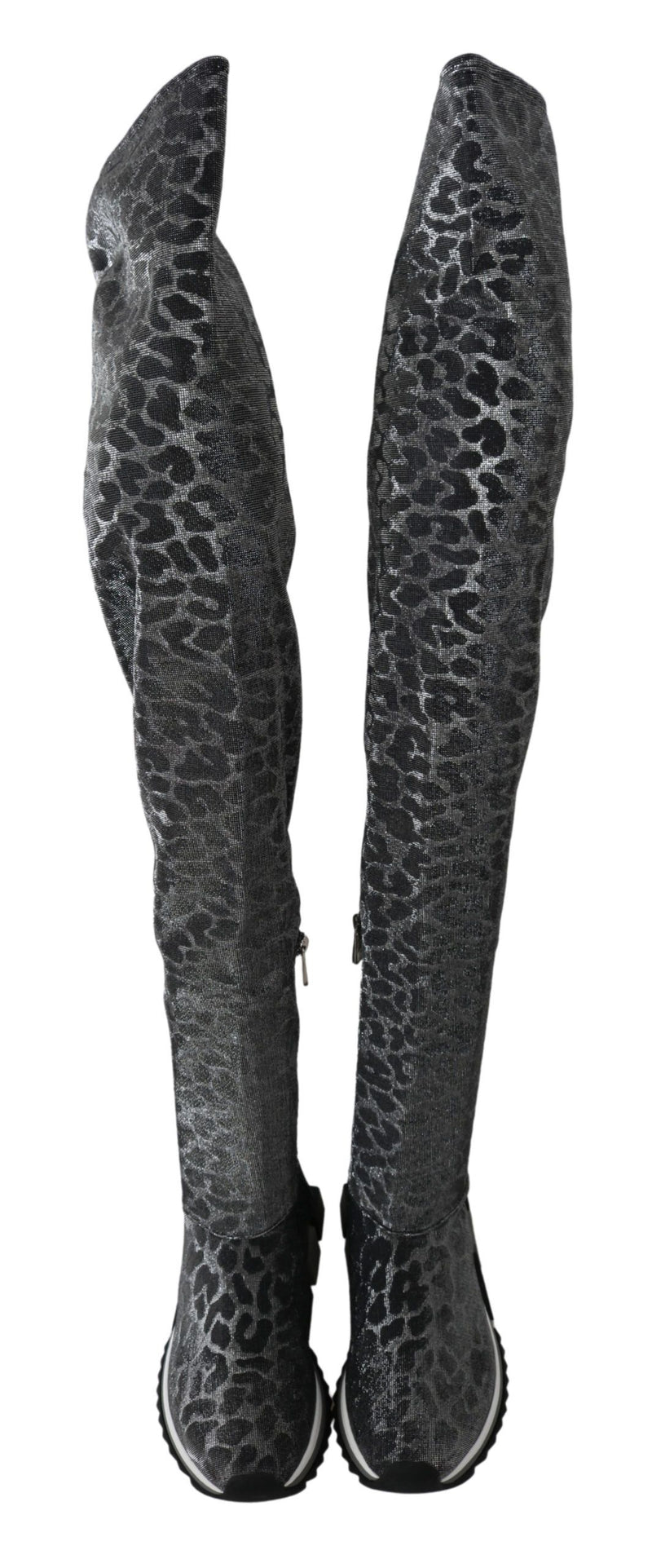 Elegante Leopardenstiefel über Knieschuhen