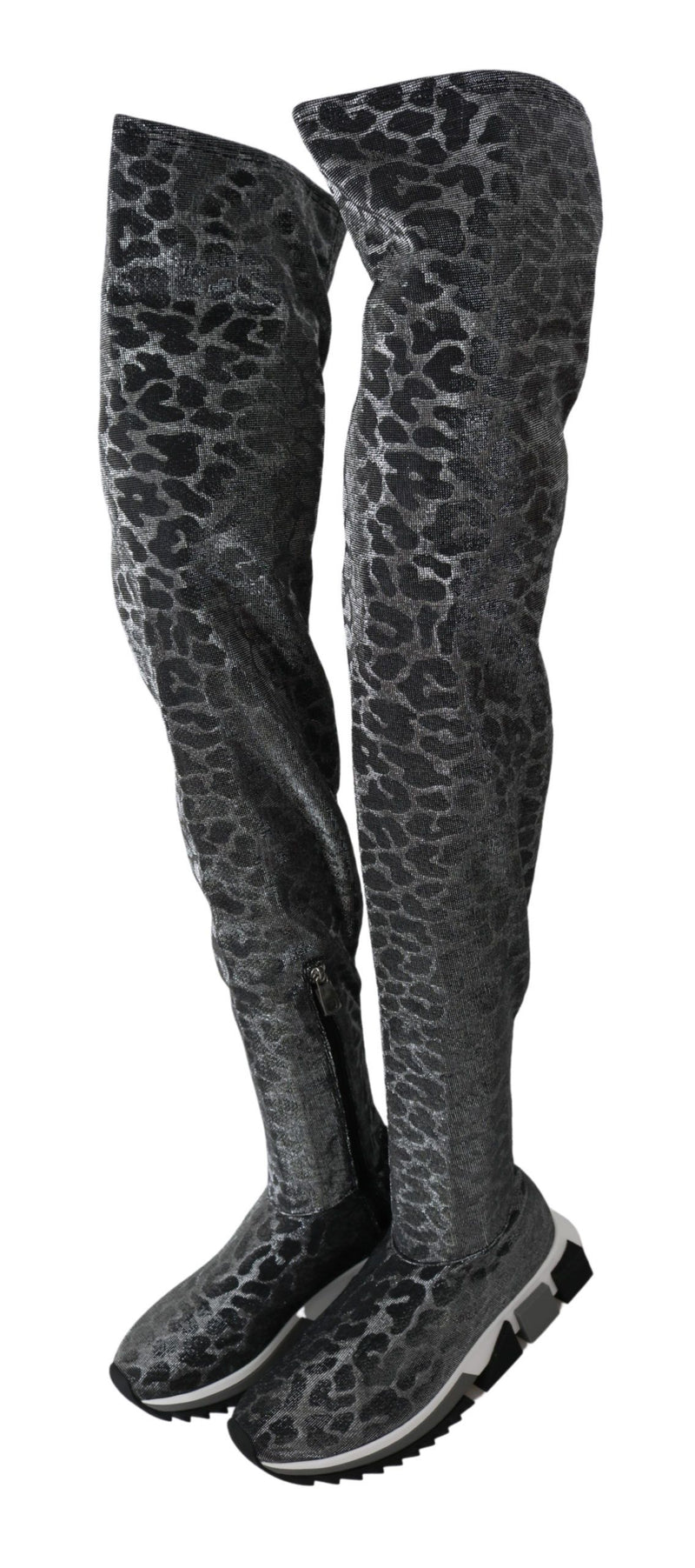 Elegante Leopardenstiefel über Knieschuhen