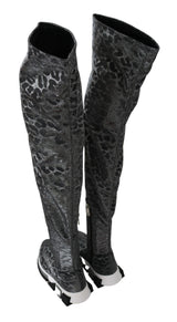 Elegante Leopardenstiefel über Knieschuhen