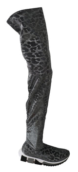 Elegantes botines de leopardo sobre las rodillas