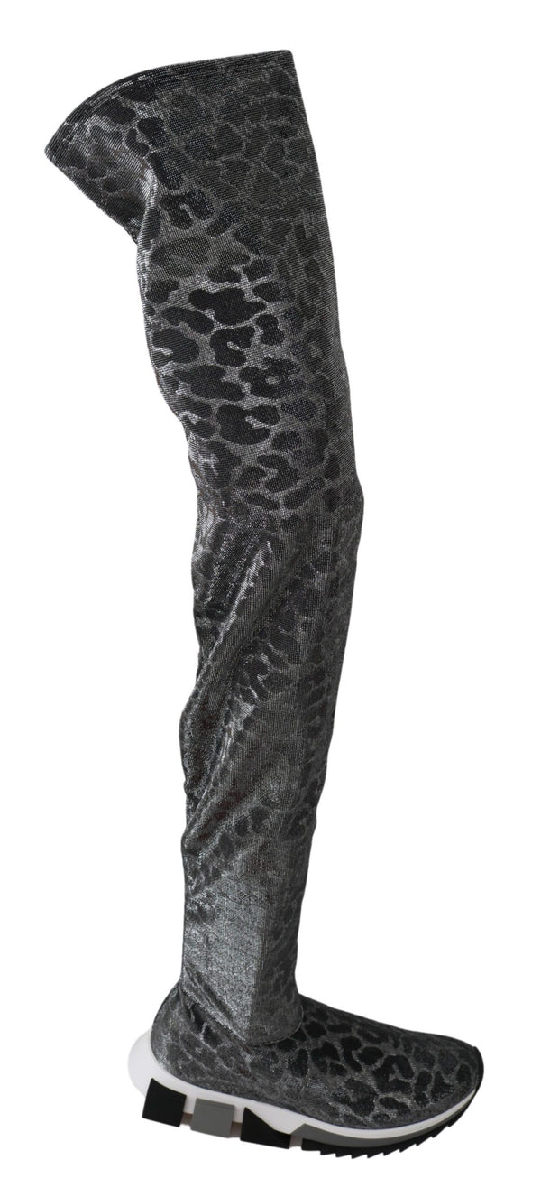 Elegante Leopardenstiefel über Knieschuhen