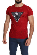 Tee de coton rouge rayonnant parfait pour le style quotidien