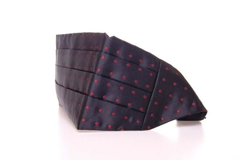 Elegante seda negra cummerbund con lunares rojos