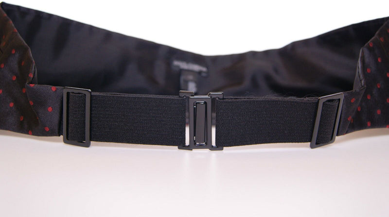 Elegante seda negra cummerbund con lunares rojos