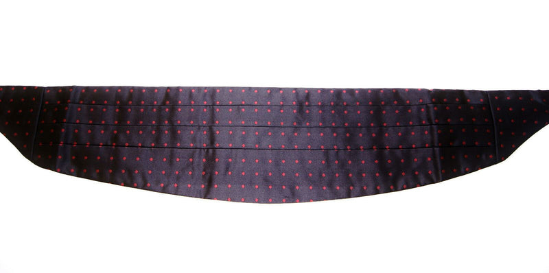 Elegante seda negra cummerbund con lunares rojos