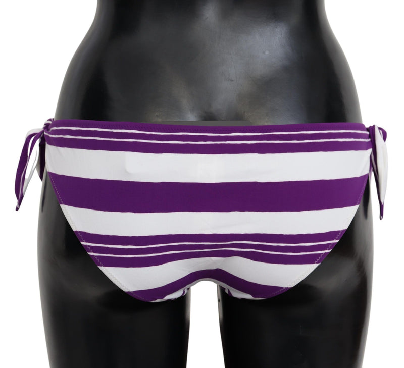 Bikini a rayas elegantes de Bikini - Glamoño sin esfuerzo junto a la piscina