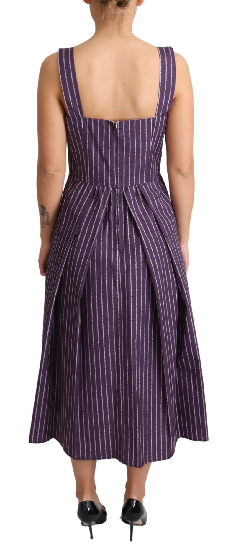 Élégant robe à rayures violettes sans manches