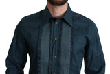 Elegante camisa de esmoquin con volantes azules