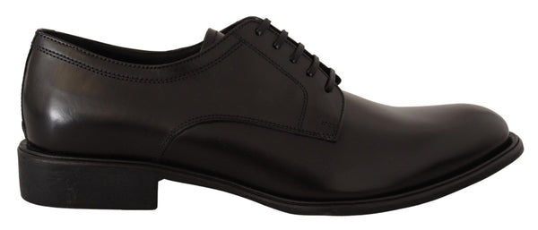 Elegantes zapatos de derby formales de cuero negro