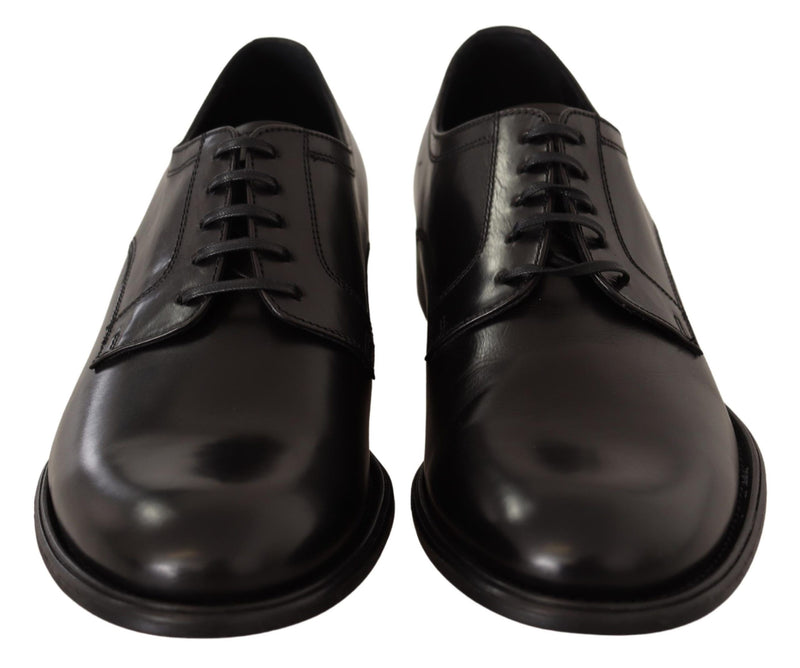 Elegantes zapatos de derby formales de cuero negro