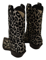 Elegantes botas de ternero con estampado de leopardo