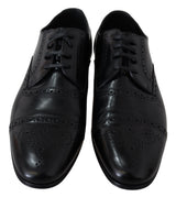 Elegantes zapatos de derby formales de cuero negro