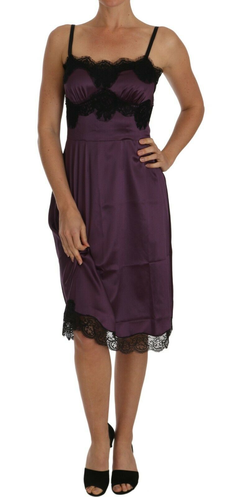 Élégant robe de chimise en dentelle en soie violette pourpre