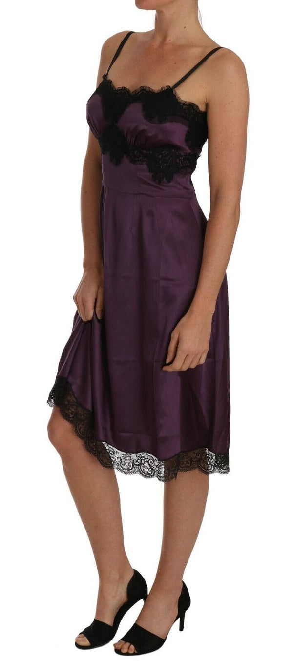 Élégant robe de chimise en dentelle en soie violette pourpre