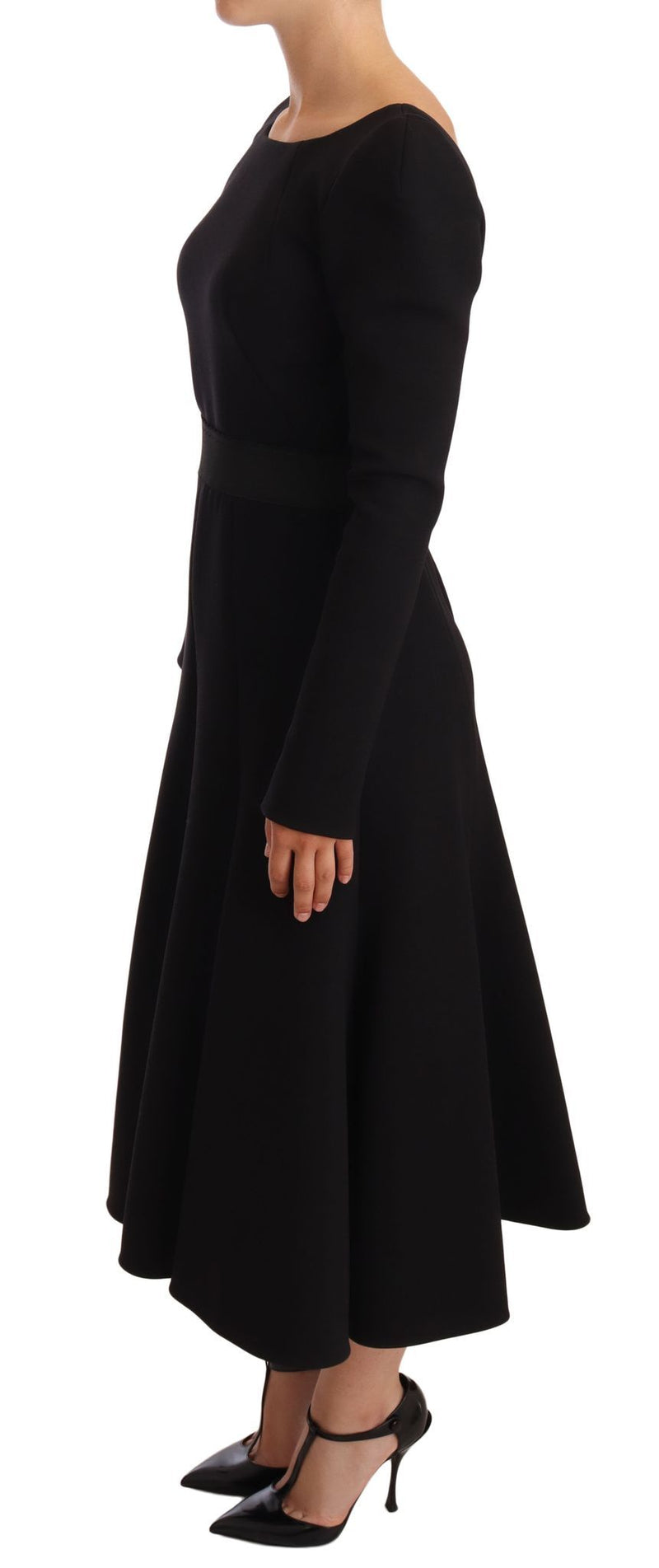 Elegante vestido negro estirado con vela media