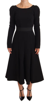 Elegante vestido negro estirado con vela media