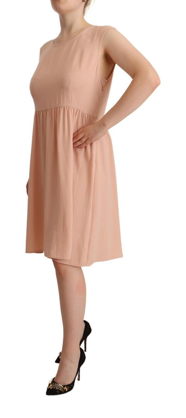 Elegante vestido de mangas beige sin mangas