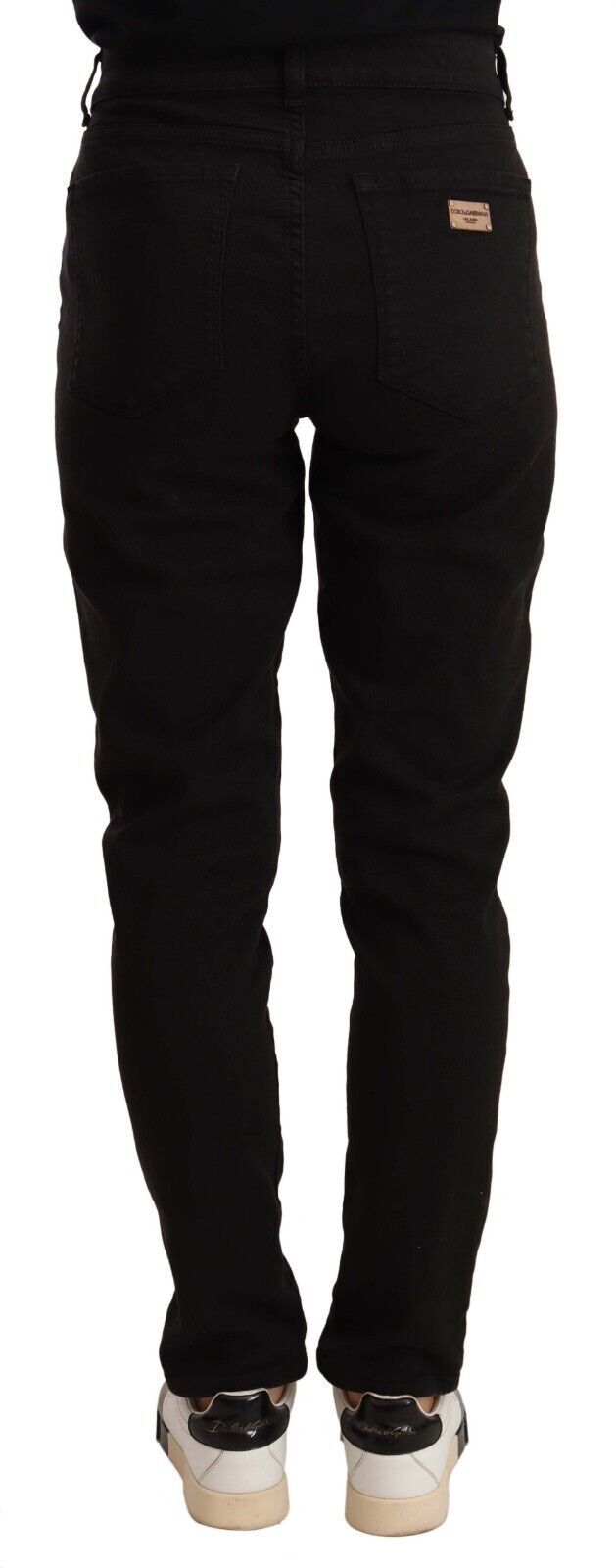 Elegante schlanke schwarze Röhrenjeans