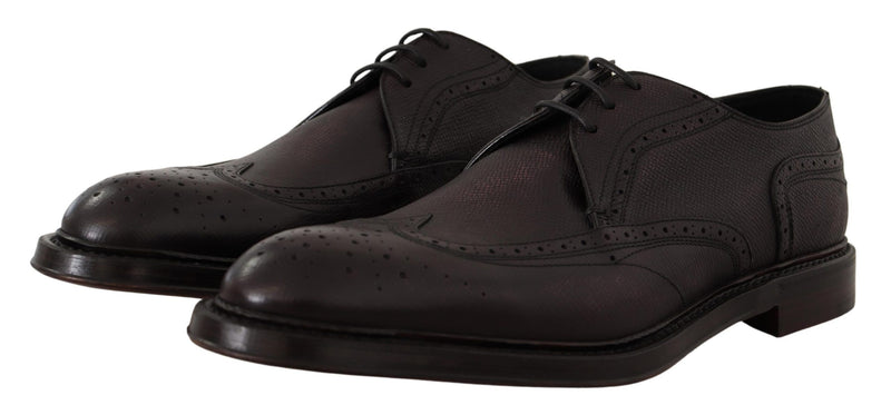 Eleganti scarpe formali per uomini a wingtip viola