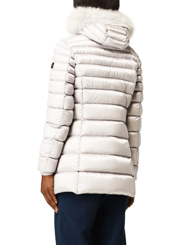 Chaqueta blanca y acolchada con capucha de piel