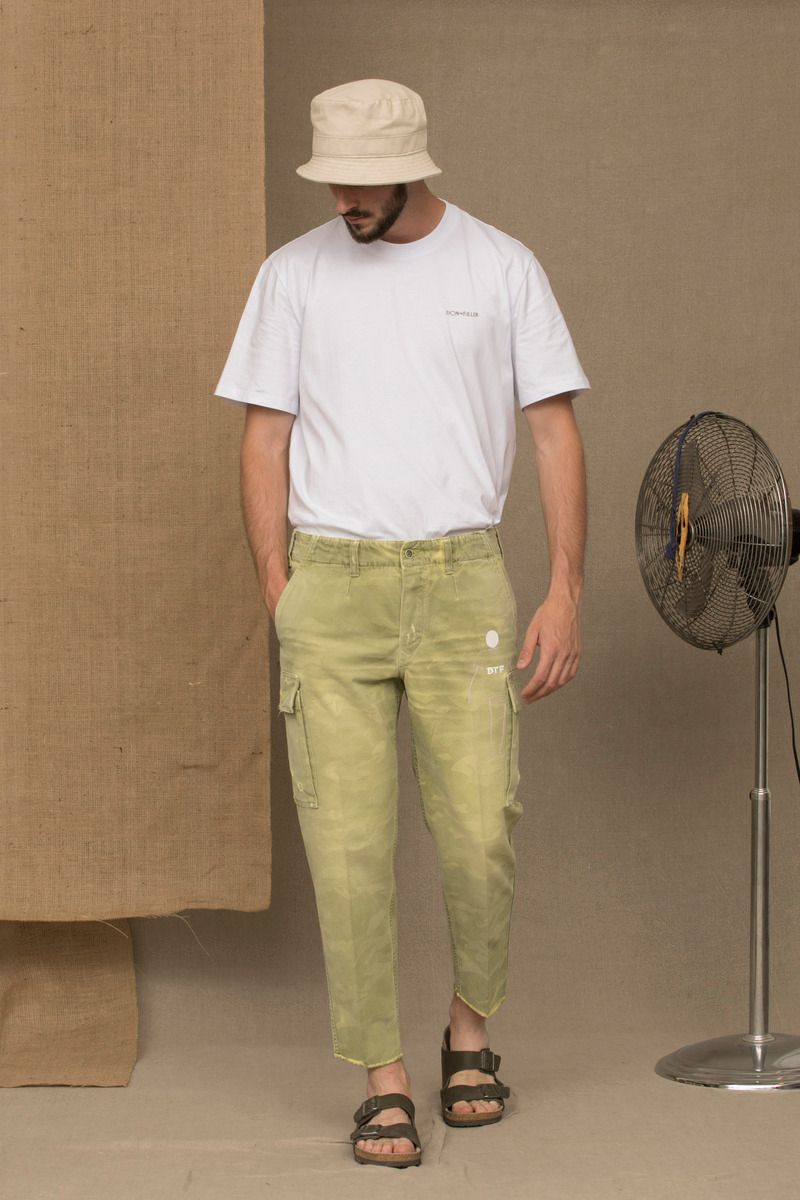 Militärgrüne Mid-T-Taisten-Designerjeans