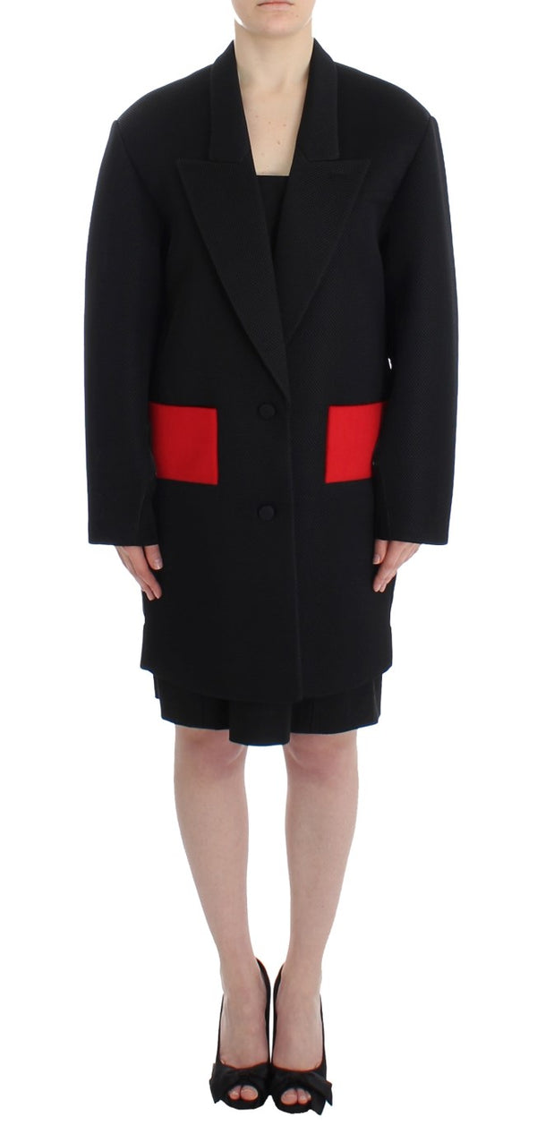 Élégant manteau long drapé en noir avec des accents rouges