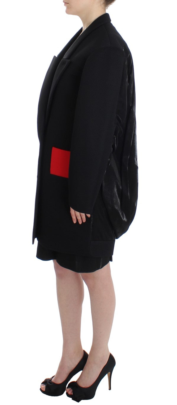 Elegante cappotto lungo drappeggiato in nero con accenti rossi