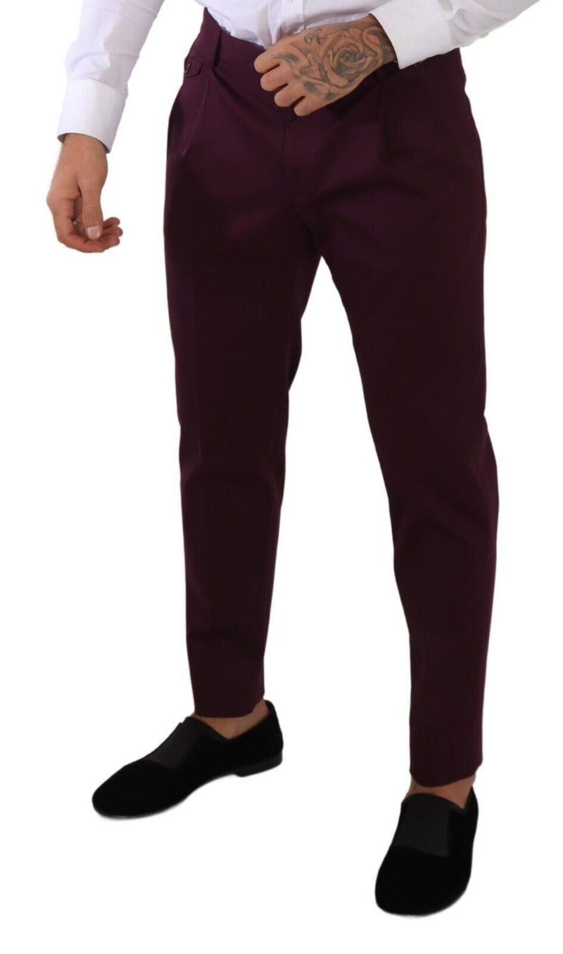 Elegantes chinos morados para el hombre moderno