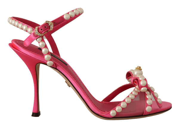 Elegantes sandalias de tacones con adornos de perlas rosadas