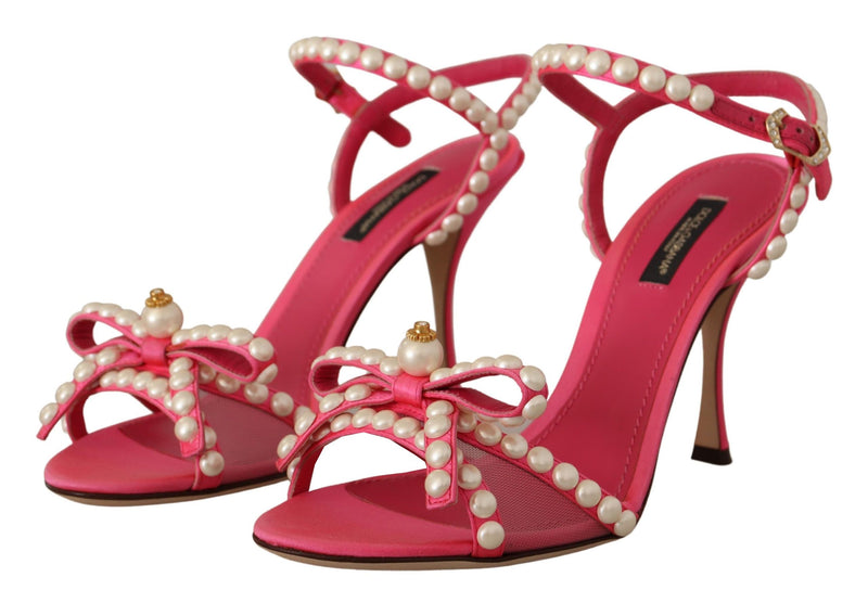 Elegantes sandalias de tacones con adornos de perlas rosadas