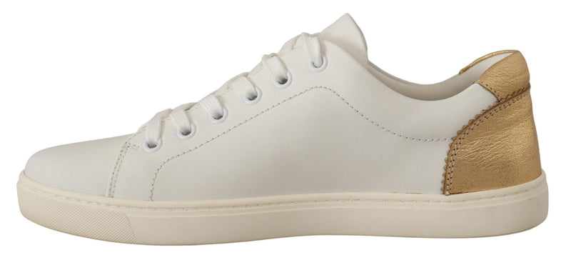 Elegantes zapatillas de cuero blanco con acentos de oro