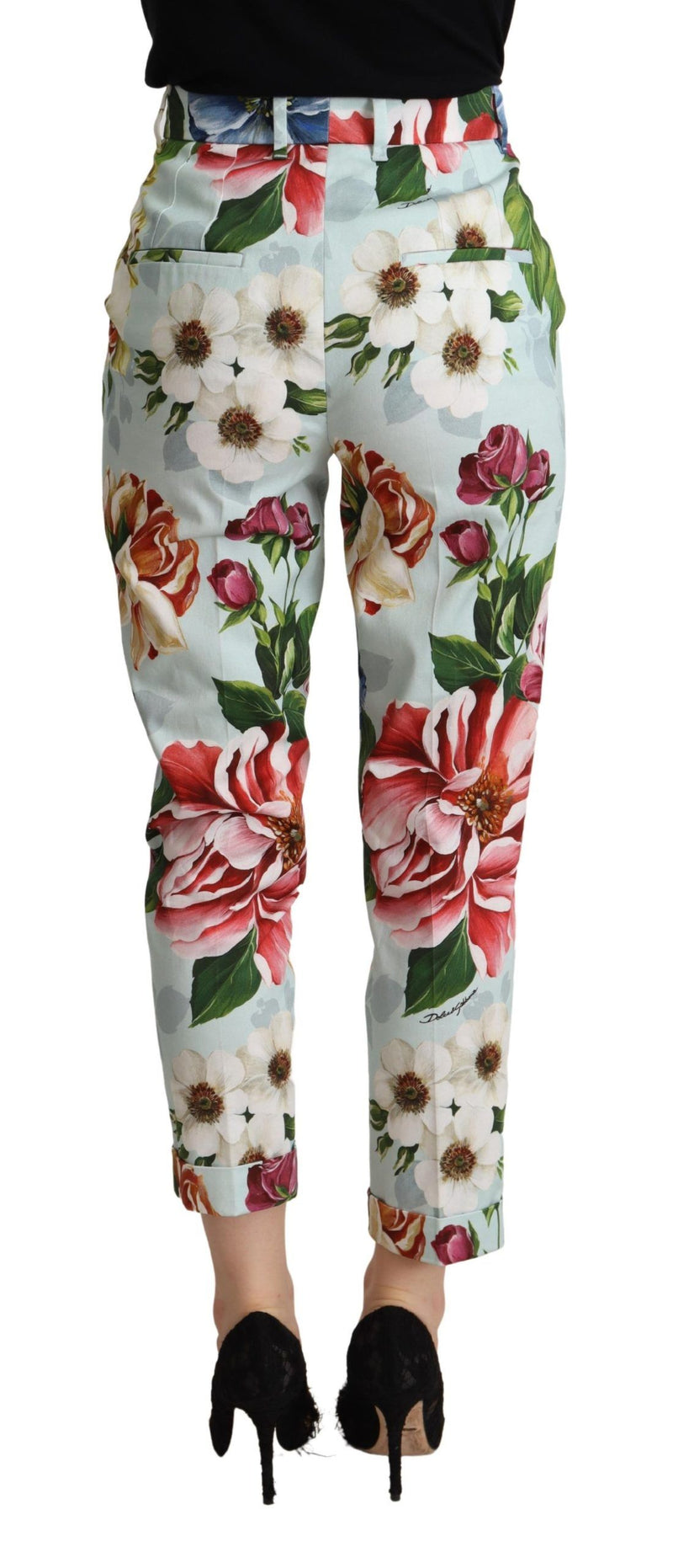 Eleve su elegante con pantalones cónicos florales