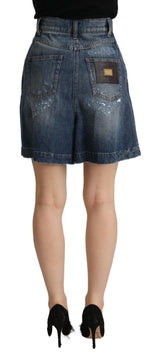 Chick mit hoher taillierter, verzweifelter Bermuda-Shorts