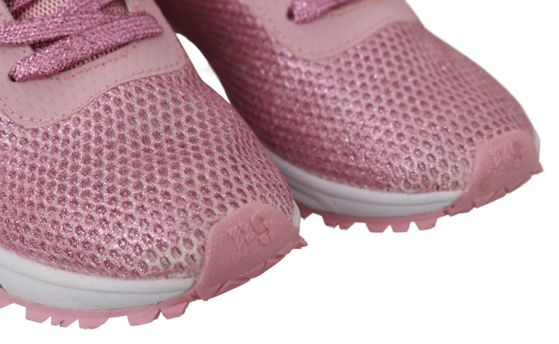 Sneaker chic in polvere rosa ad artigianato