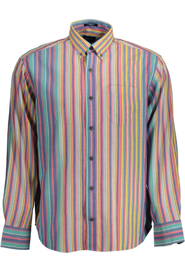 Elegante camisa de color azul claro con botones