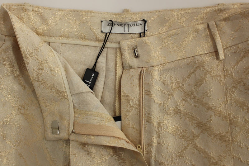 Brocade beige exclusif au-dessus des shorts de genoux