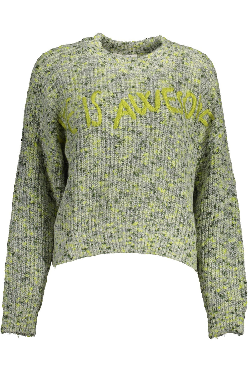 Pull brodé vert avec des accents contrastés