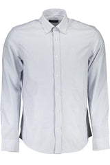 Klassisches hellblaues Button-Down-Shirt