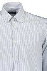 Klassisches hellblaues Button-Down-Shirt