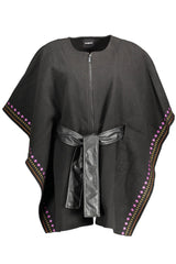 Elegante poncho negro con detalles contrastantes