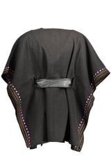 Elegante poncho negro con detalles contrastantes