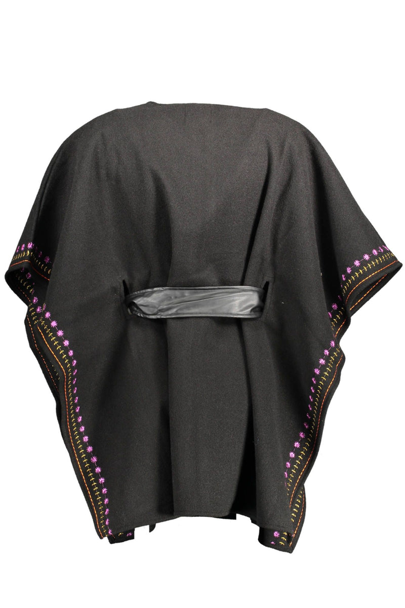 Elegante poncho negro con detalles contrastantes