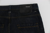 Elegantes jeans de color azul oscuro en forma recta