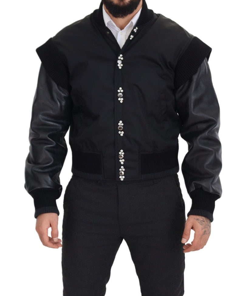 Elegante chaqueta de bombardero cubierta de cristal negro