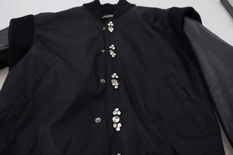 Elegante chaqueta de bombardero cubierta de cristal negro