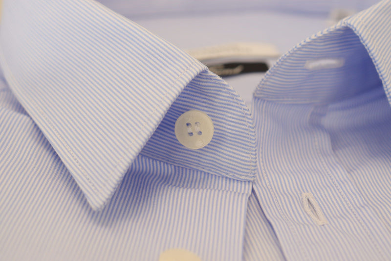 Elegante camicia in abito azzurro